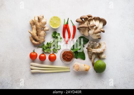 Set di ingredienti principali per Tom Yum - zuppa tailandese piccante. Disposizione piatta. Foto Stock