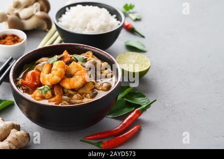 Tom Yum Goong o Tom Yum Kung zuppa tailandese piccante e vari ingredienti per cucinare. Spazio per la ricetta. Foto Stock