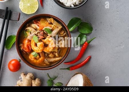 Tom Yum Goong o Tom Yum Kung zuppa tailandese piccante e vari ingredienti per cucinare. Spazio per la ricetta. Foto Stock