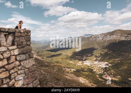 Giovane donna bionda ammirando il paesaggio dal punto di vista di Puerto de las palomas Foto Stock