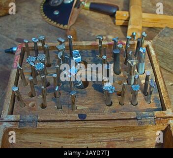 Scatola in legno con utensili per l'incisione di ornamenti su pelle Foto Stock