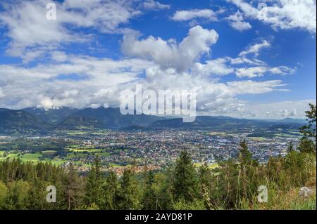 Vista di Villach dalla montagna, Austria Foto Stock