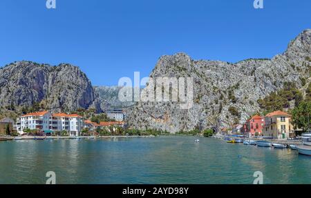 Vista sul fiume Cetina a Omis, Croazia Foto Stock