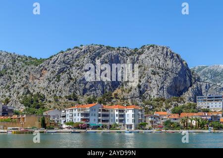 Vista sul fiume Cetina a Omis, Croazia Foto Stock