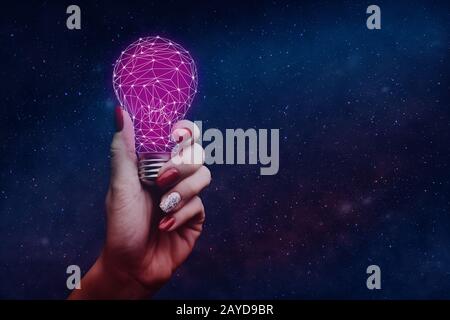 Donna che tiene una lampadina astratta. Supporti misti. Foto Stock