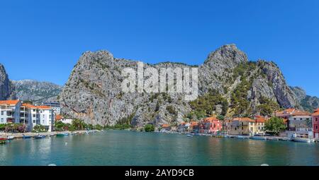 Vista sul fiume Cetina a Omis, Croazia Foto Stock