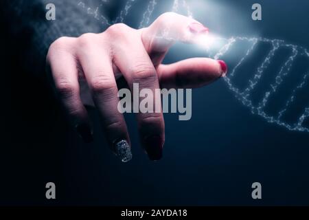 Primo piano della donna Che Tocca la molecola di DNA bianco. Supporti misti. Foto Stock
