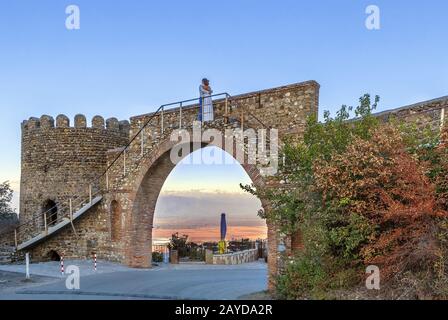 Arco nelle mura della città, Signagi, Georgia Foto Stock