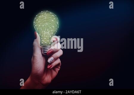 Donna che tiene una lampadina astratta. Supporti misti. Foto Stock