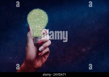 Donna che tiene una lampadina astratta. Supporti misti. Foto Stock