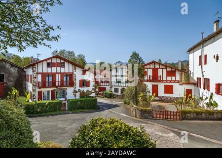 Strada a Ainhoa, Pirenei Atlantici, Francia Foto Stock