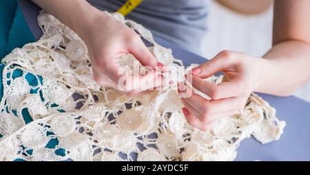 Donna sarto lavorando su un abbigliamento cucitura Cucitura fa di misurazione Foto Stock