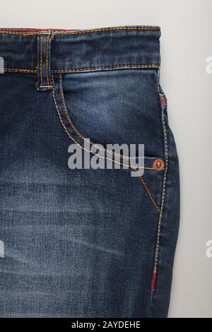 Titolo: Blue Jeans pant isolato su sfondo grigio Foto Stock