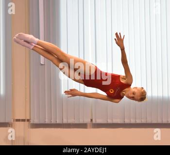 Orenburg, Russia - 4 dicembre 2016: Le ragazze gareggiano nel salto sul trampolino nelle competizioni a t. Foto Stock