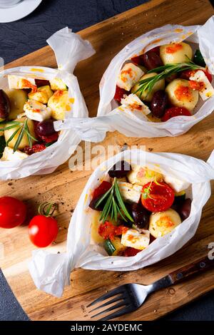 gnocchi al forno con pomodori zucchini e formaggio di pecora a dadini Foto Stock