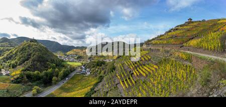 L'autunno dorato sulla strada del vino rosso nella valle di Ahr Foto Stock