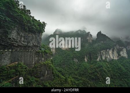 Autobus sulla strada per il Monte Tianmen Foto Stock