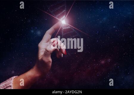 Primo piano della donna Che Tocca la molecola di DNA . Supporti misti. Foto Stock