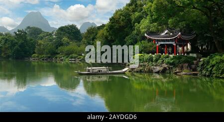 Vecchio pavillon cinese tradizionale a Guilin, Cina Foto Stock