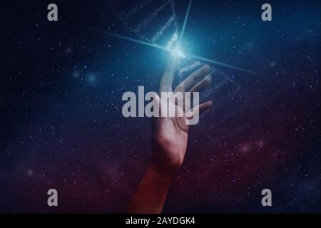 Primo piano della donna Che Tocca la molecola di DNA . Supporti misti. Foto Stock