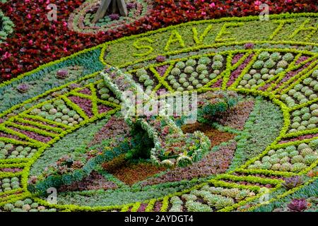 Orologio fatto di fiori ai Princes Streets Gardens di Edimburgo, Scozia Foto Stock