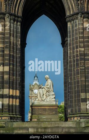 Vista dello skyline attraverso il monumento Scott, dedicato all'autore Sir Walter Scott sui Princess Street Gardens. Foto Stock