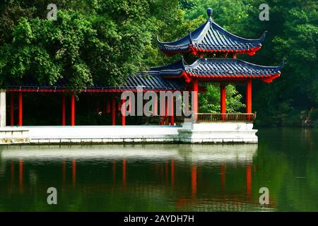 Vecchio pavillon cinese tradizionale a Guilin, Cina Foto Stock