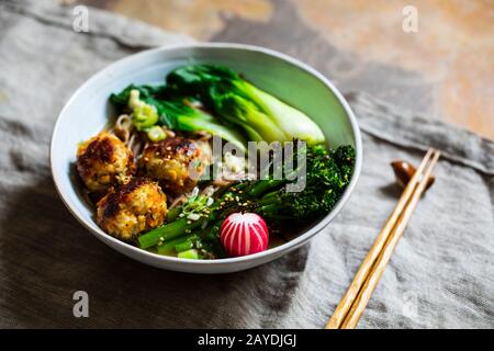 Zuppa giapponese con noodle di soba e polpette di carne di pollo Foto Stock