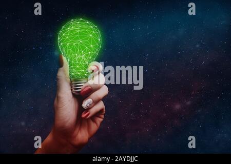 Donna che tiene llightbulb astratto. Supporti misti. Foto Stock