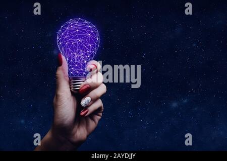 Donna che tiene una lampadina astratta. Supporti misti. Foto Stock