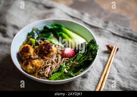 Zuppa giapponese con noodle di soba e polpette di carne di pollo Foto Stock
