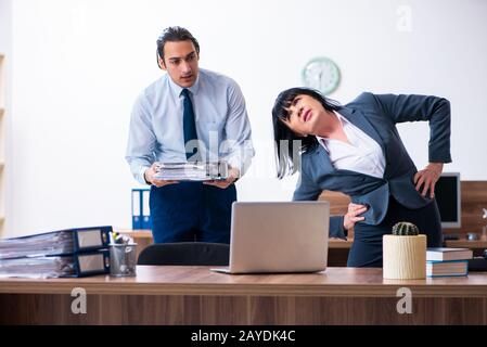 Due dipendenti facendo sport esercizi in ufficio Foto Stock