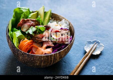 Ciotola con riso, manzo e verdure Foto Stock