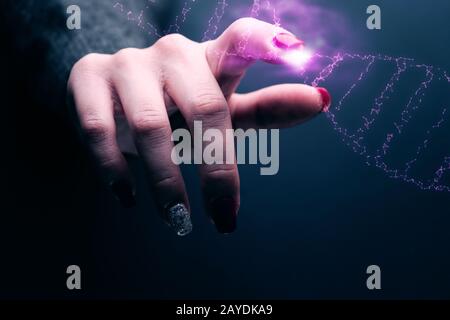 Primo piano della donna Che Tocca la molecola di DNA rosa. Supporti misti. Foto Stock