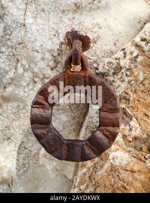 un anello di ferro per fissare le cose a una parete Foto Stock