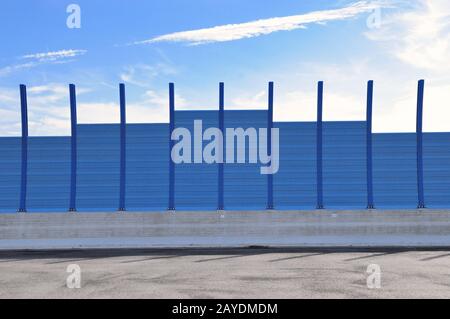 la parete di protezione dal rumore blu Foto Stock