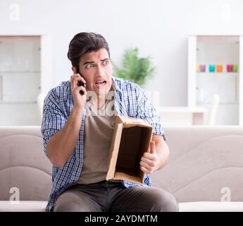 L'uomo riceve il pacco vuoto con il furto di merci Foto Stock