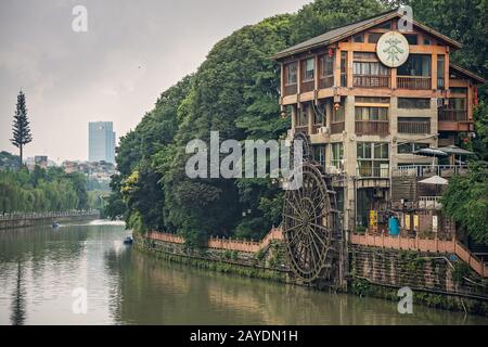 Fiume Jin e vecchio edificio mulino nella città di Chengdu Foto Stock