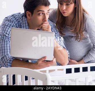 I giovani genitori aspettano il loro primo bambino Foto Stock