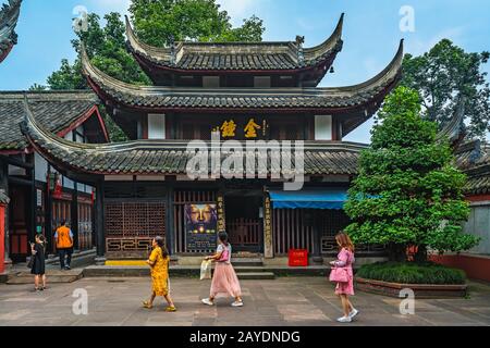 Donne nel cortile del monastero di Wenshu Foto Stock