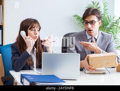 La gente di affari la ricezione di nuovi messaggi di posta e pacchi Foto Stock