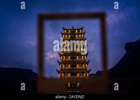 Pagoda all'ingresso di Wulingyuan al parco nazionale di Zhangjiajie Foto Stock