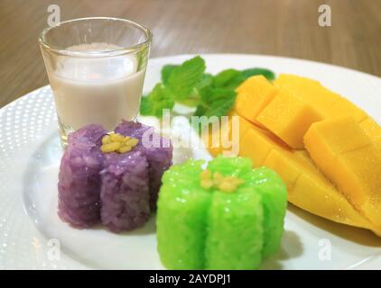 Piatto Di Famoso Dessert Thai Riso Sticky Con Fresco Maturo Mango E Latte Di Cocco Foto Stock