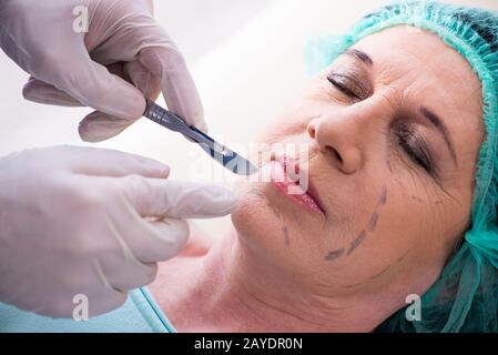 Vecchia donna visita medico maschio per la chirurgia plastica Foto Stock