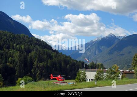 Elicottero di salvataggio OE-XHH in Tirolo Foto Stock