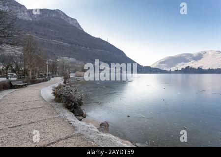 Iced il lago di Endine Foto Stock