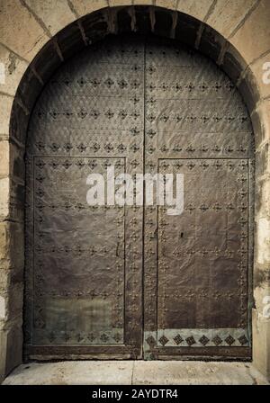 Vecchia porta di ferro in un edificio medievale Foto Stock