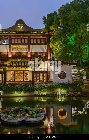 Shanghai, Cina - 22 maggio 2018: Vecchia strada vicino al giardino Yuyuan (Giardino della felicità) nel centro di Shanghai Foto Stock