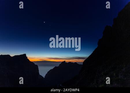 Crepuscolo su la Gomera dalle scogliere di Tenerife, Isole Canarie Foto Stock