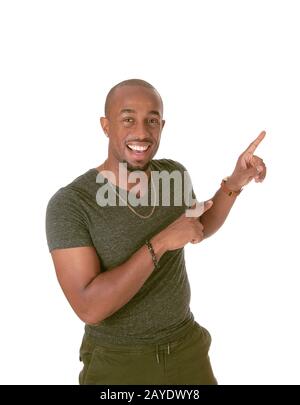Un uomo africano in piedi e puntando con le dita verso l'alto Foto Stock